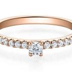 Brillant  Solitaer mit seitlichem Besatz Rotgold
